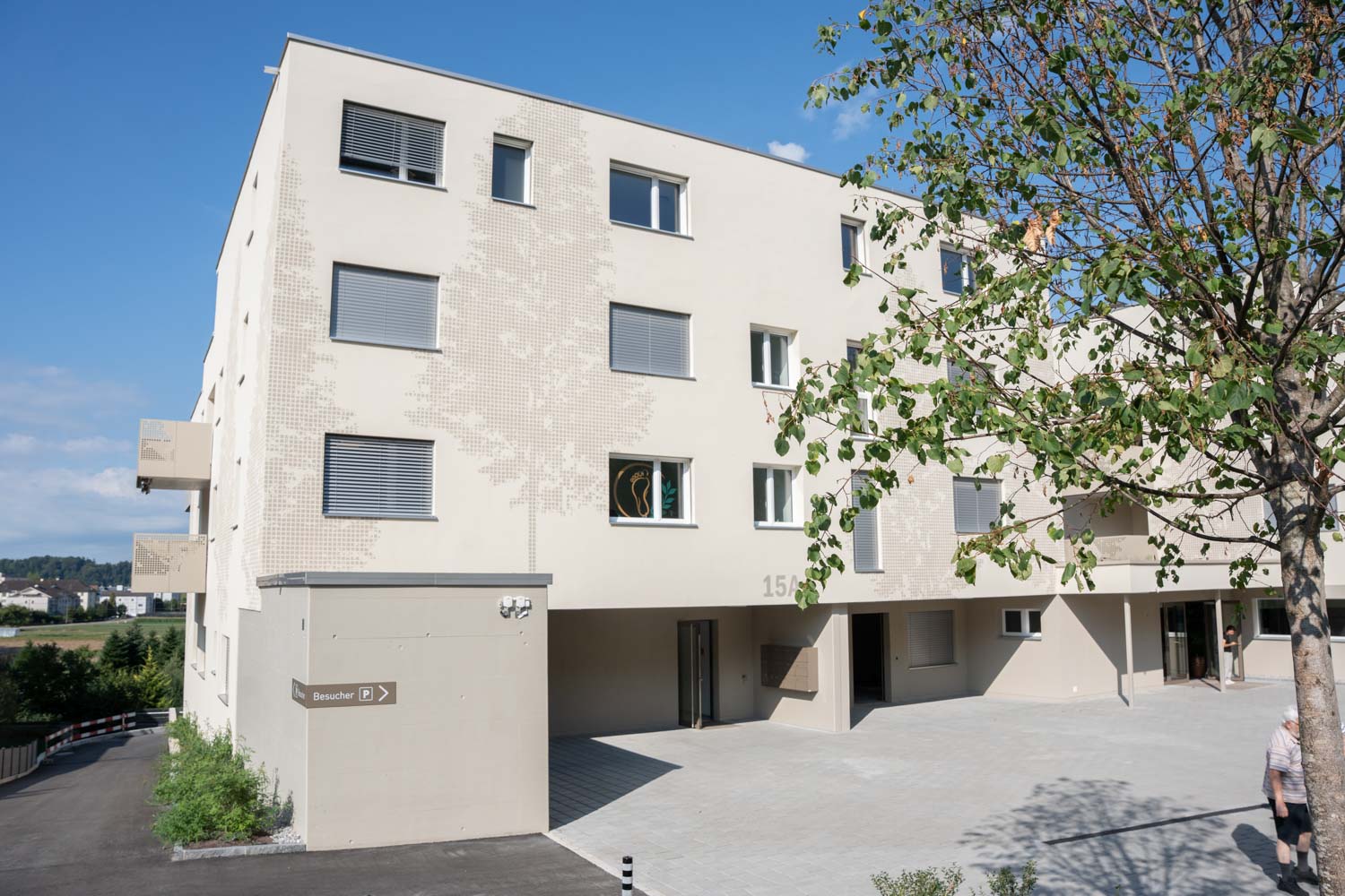 Außenansicht und Eingangsbereich der Podologie-Praxis podomedcare mit gut sichtbarem Schild.